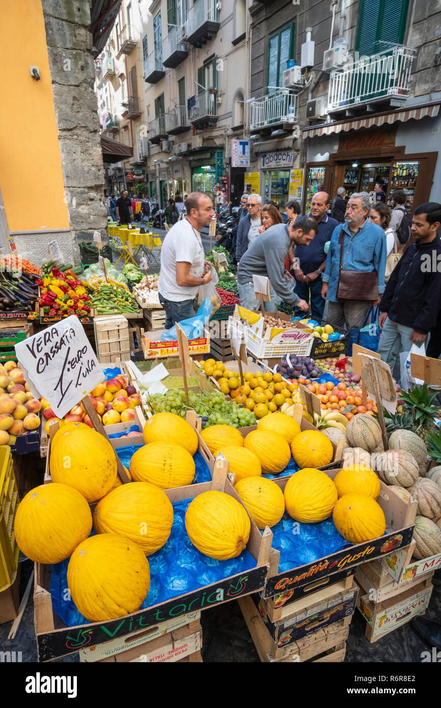 Obst und Gemüse stände im Markt auf der Via Pignasecca am nördlichen Rand der Quartieri Spagnoli, Spanischen Viertel, Neapel, Italien. Stockfoto