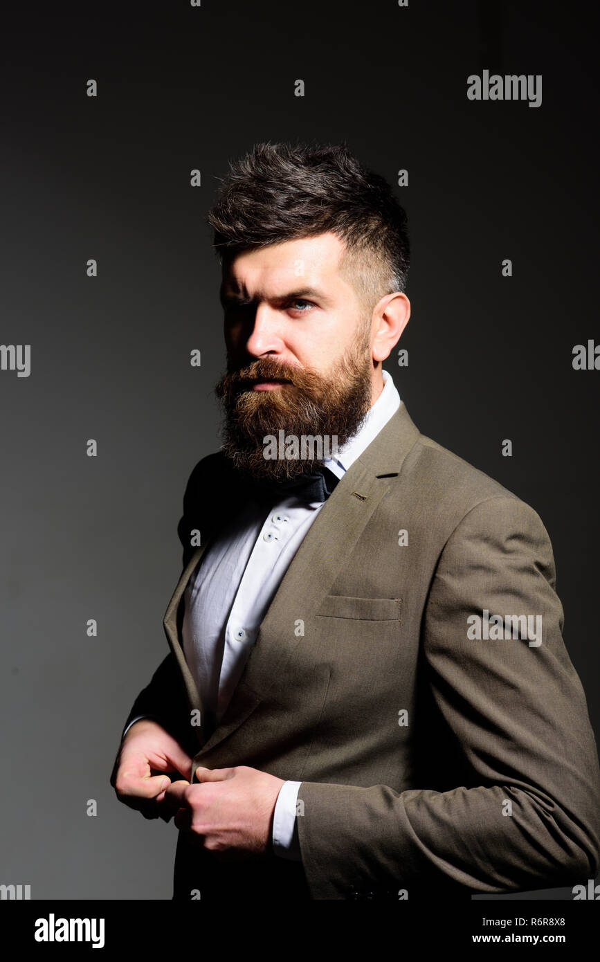 Das Geschaft Mit Der Mode Hat Zu Andern Business As Usual Mens Fashion Bartiger Mann Nach Dem Friseur Mann Mit Dem Langen Bart Im Geschaft Tragen Jeder Friseur Weiss Stockfotografie Alamy