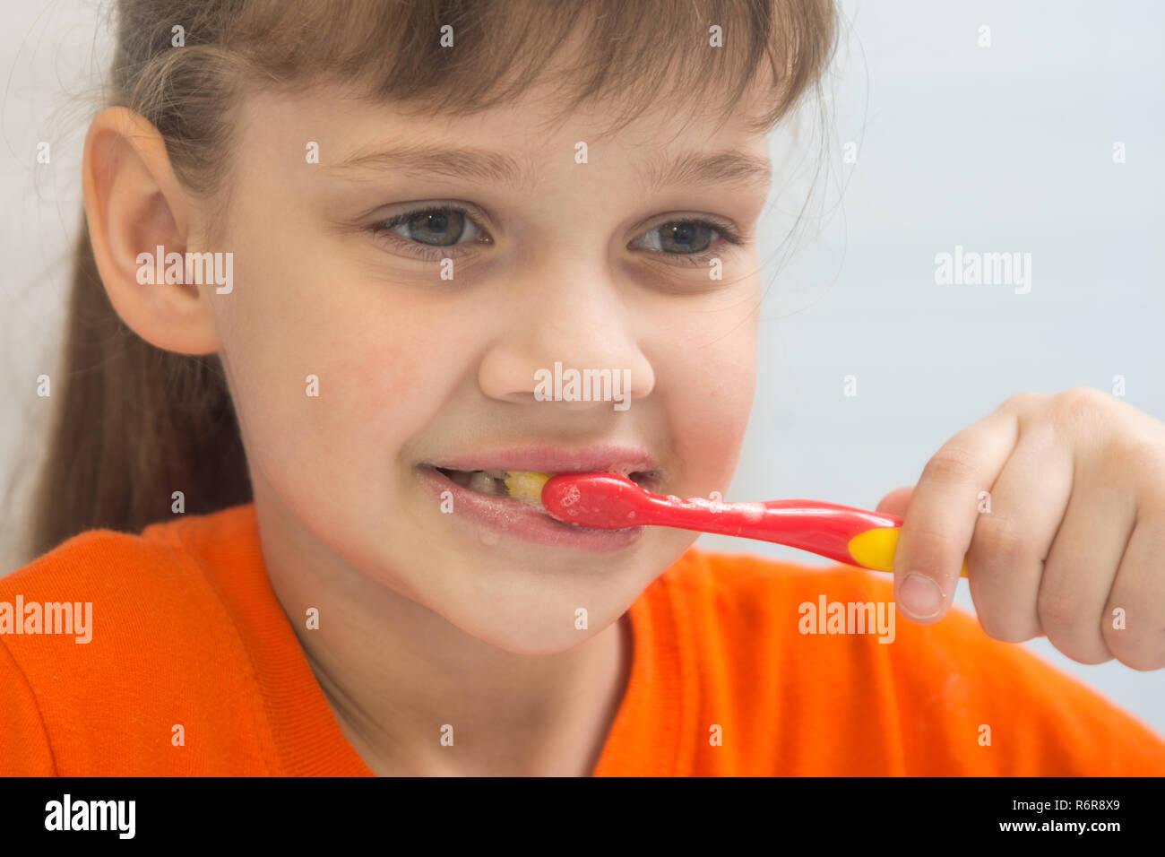 Sieben Jahre alten Mädchen Bürsten der Zähne, close-up Stockfoto