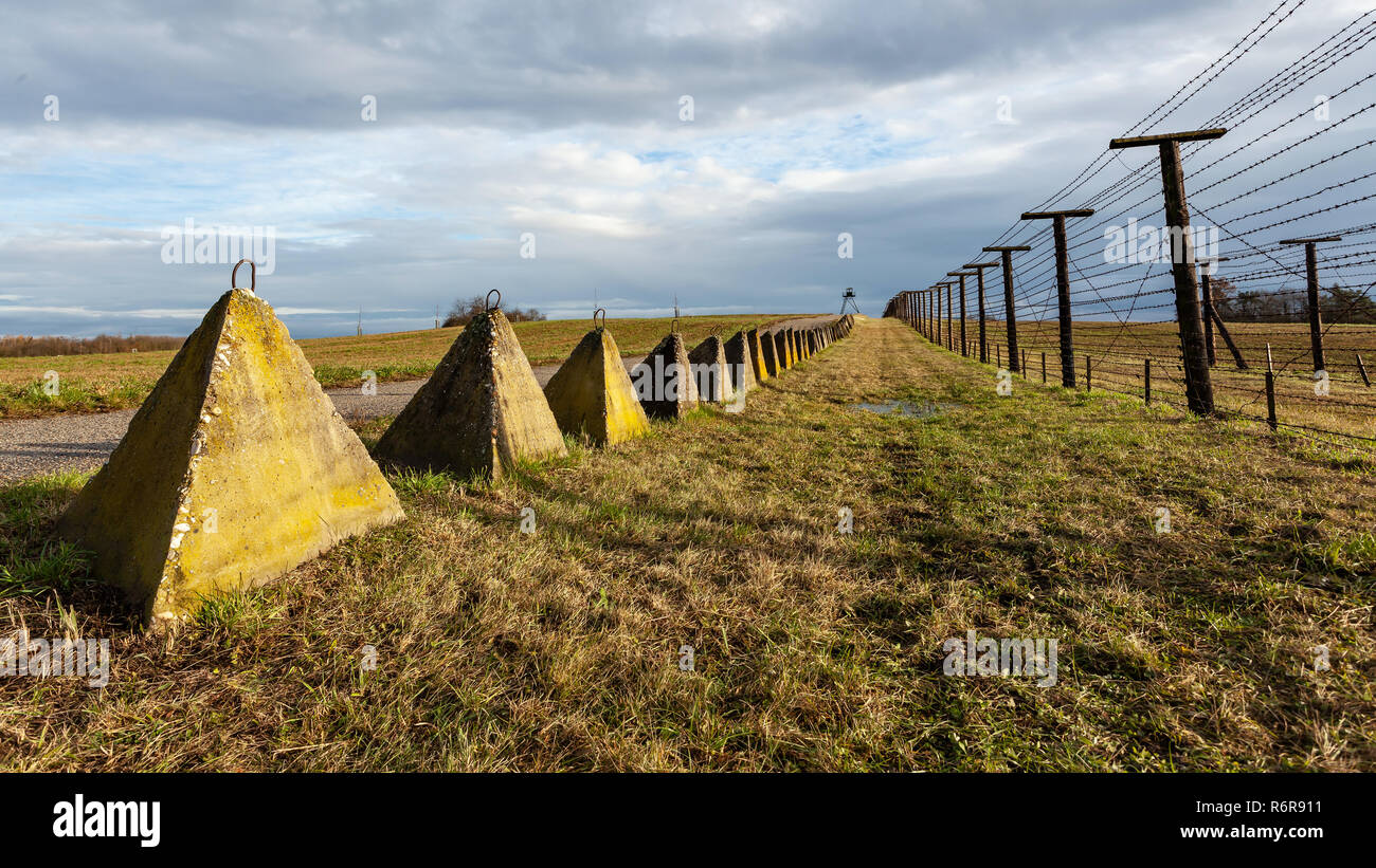 Eisernen Vorhang bleibt: Wachtturm und Zäune Stockfoto