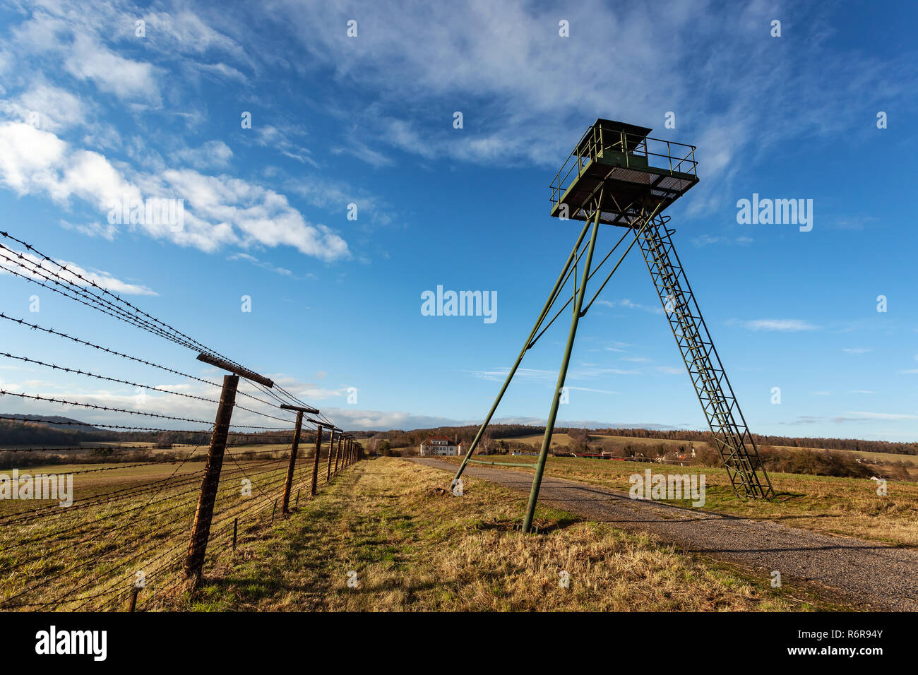 Eisernen Vorhang bleibt: Wachtturm und Zäune Stockfoto