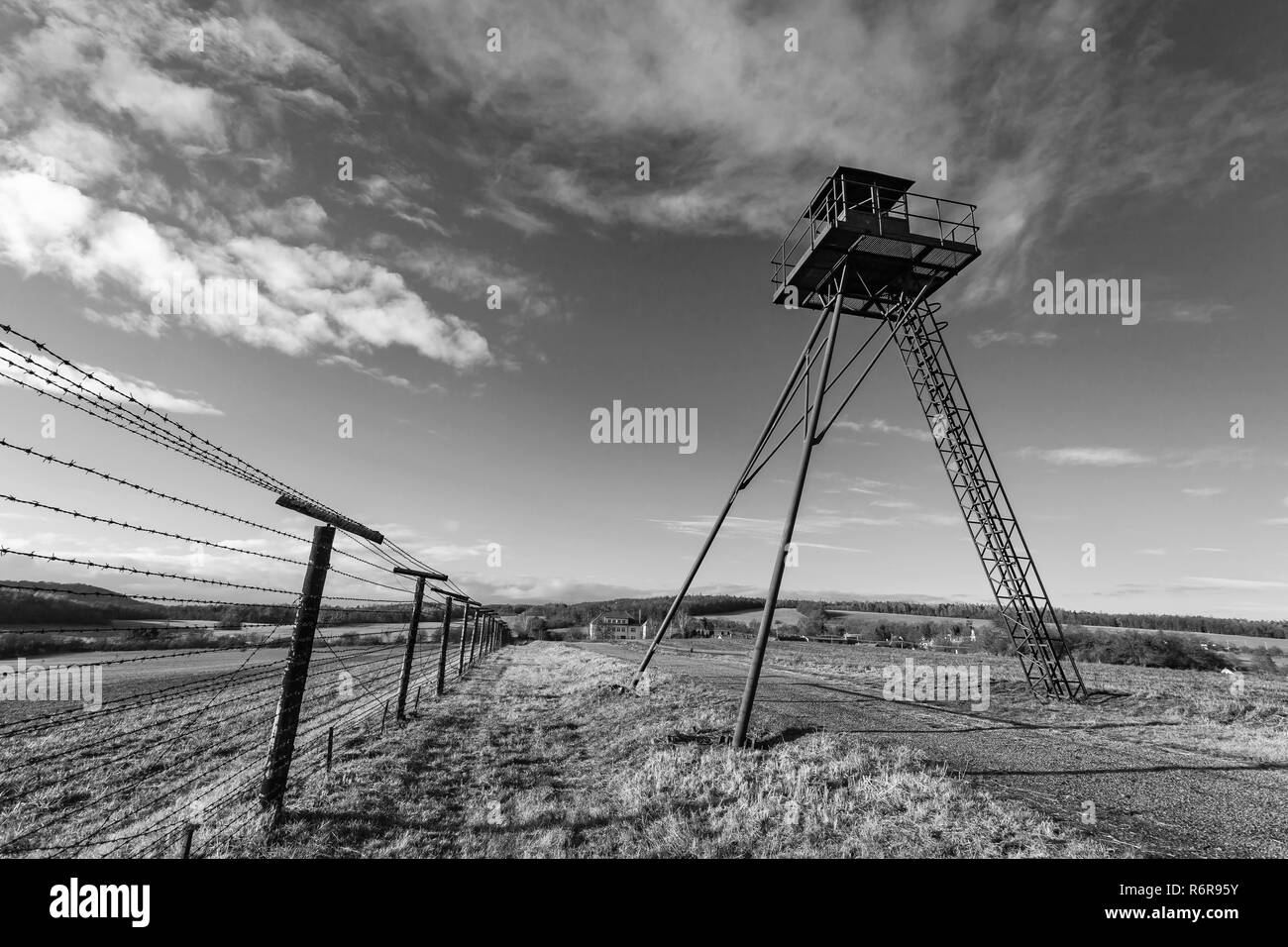 Eisernen Vorhang bleibt: Wachtturm und Zäune Stockfoto