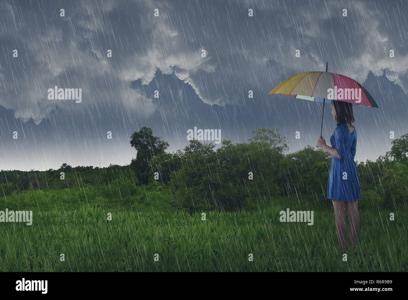 Hübsche asiatische Frau mit Regenschirm, wenn Regen Stockfoto