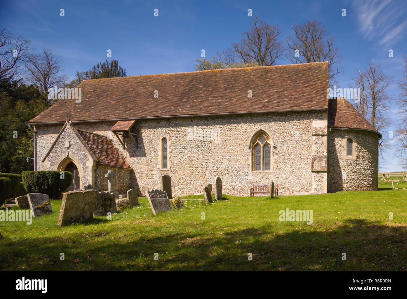 Die alten normannischen Kirche St. Botolph's durch den Höhenweg, Swyncombe, Oxfordshire Stockfoto
