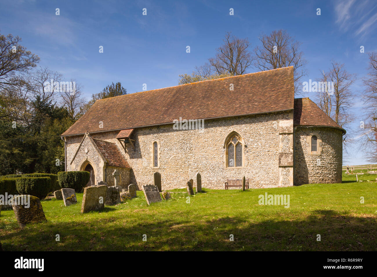 Die alten normannischen Kirche St. Botolph's durch den Höhenweg, Swyncombe, Oxfordshire Stockfoto