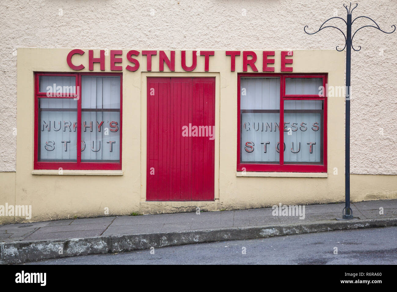 Eine bunte Original shopfront zu einer Bar in Skibbereen, West Cork, Irland, Republik von Irland Stockfoto