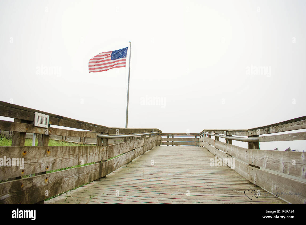 Flagge hoch Auf Beach Boardwalk Stockfoto