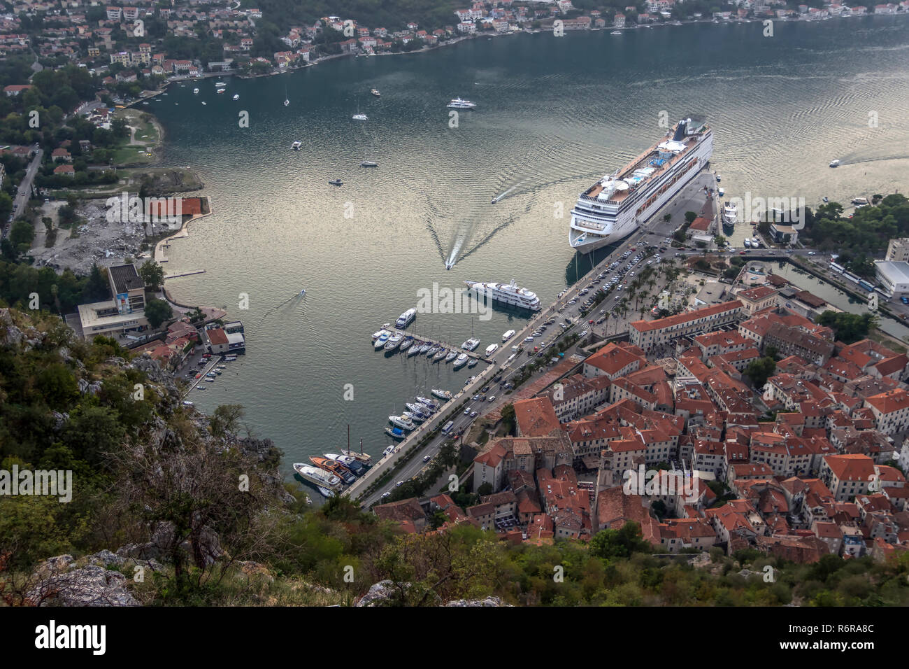 Bucht von Kotor, Montenegro - Panoramablick auf die Stadt und die Bucht von Kotor mit gleichen Namen von einem der umliegenden Hügel in der Dämmerung Stockfoto