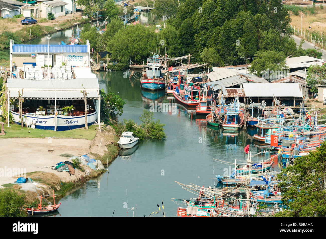 Boote auf einem Fluss in der Nähe von Wat Khao Takiap, Hua Hin, Thailand Stockfoto