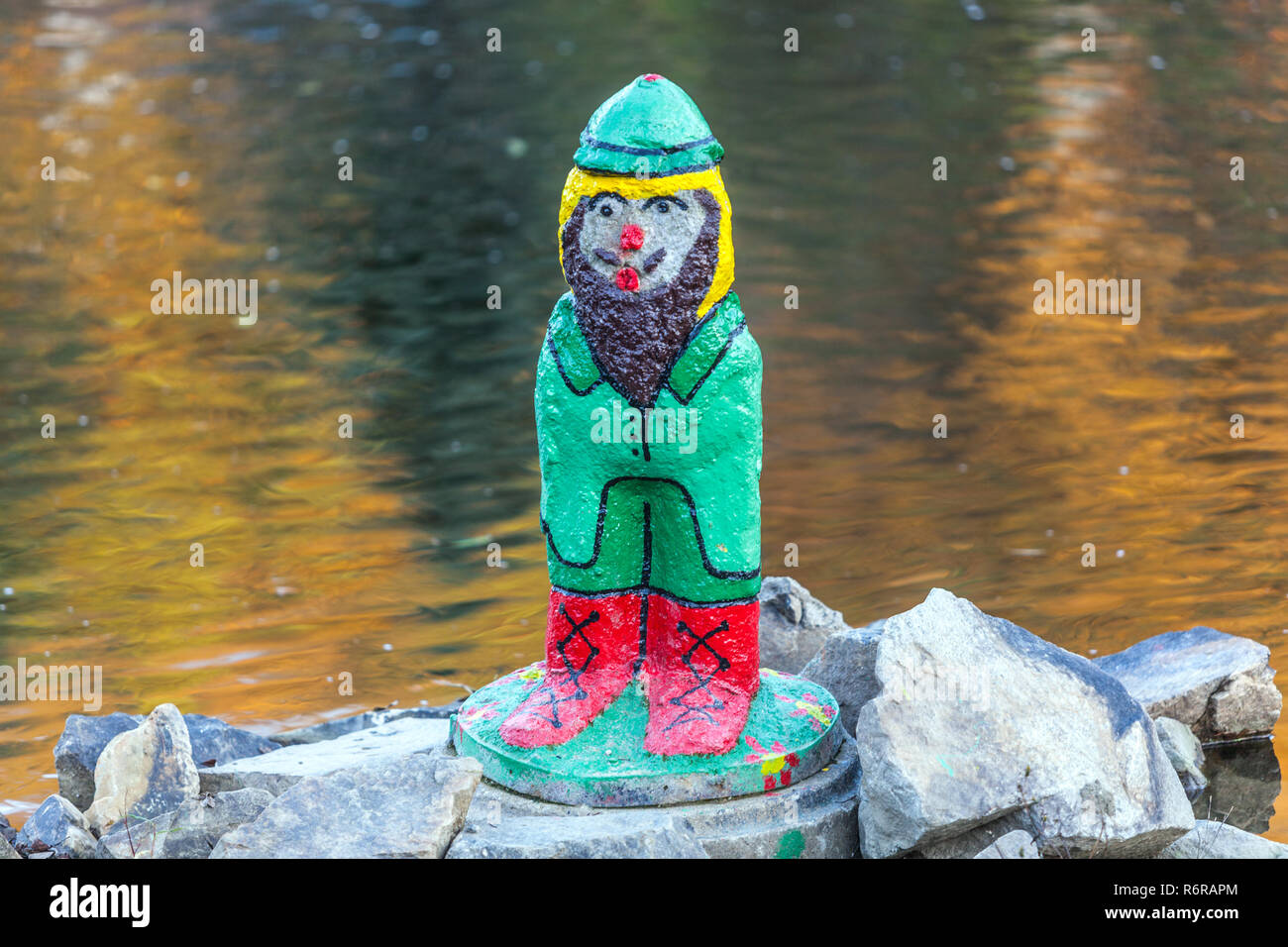 Vodník ist ein wasserdämon slawischer Folklore in Flüssen, Bächen, Seen und Teichen. Sie sitzen meist auf der Weide über dem Wasser Stockfoto