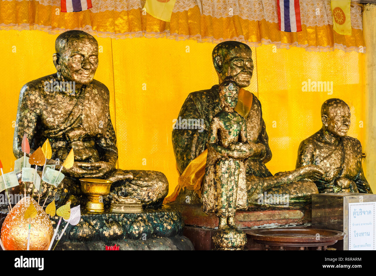 Vergoldete Statuen der Buddhistische Mönche im Wat Khao Takiap, Hua Hin, Thailand Stockfoto