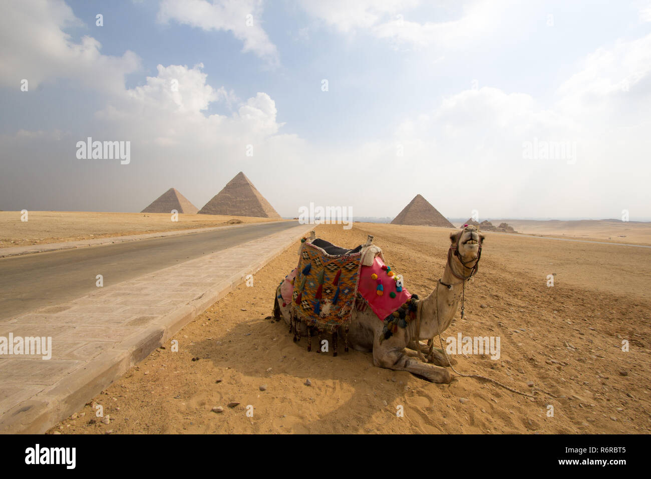Kairo, Ägypten - 12. November 2018: Foto für Pyramide des Cheops in den Pyramiden von Gizeh in Kairo, Hauptstadt Ägyptens, und Pyramide von Khafra und sittin Stockfoto