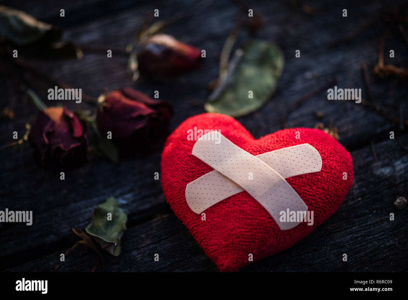 Broken Red Rose On Wooden Stockfotos Und Bilder Kaufen Alamy