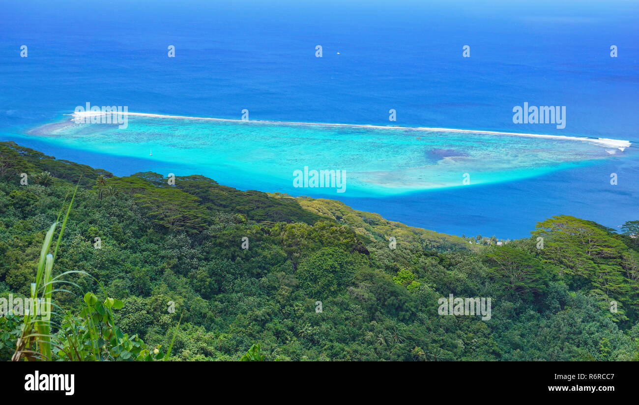 Blauen tropischen Lagune und grünen Wald von den Höhen von Huahine Insel in Französisch Polynesien gesehen, South Pacific Ocean Stockfoto