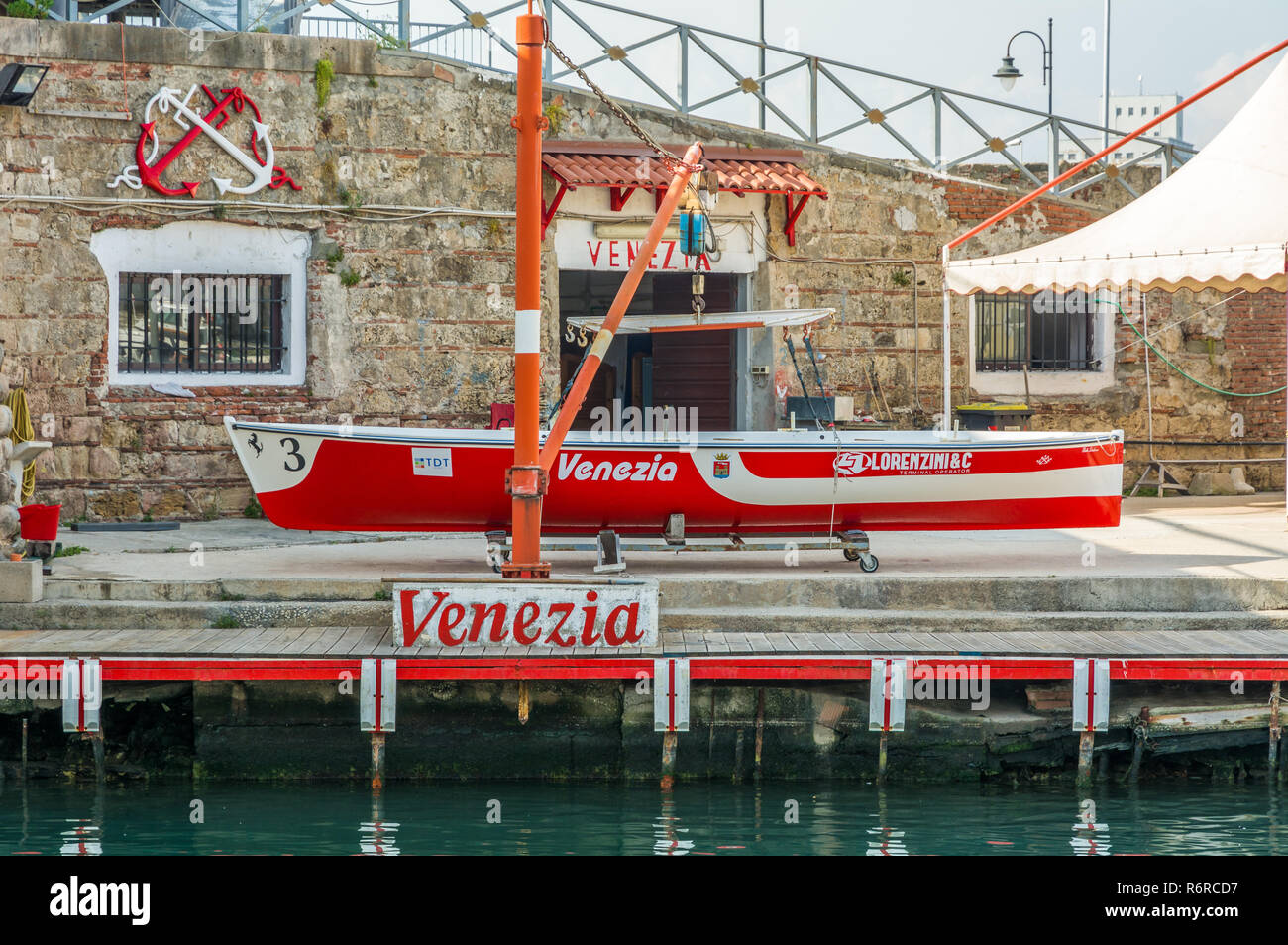 Ruderboot im Venedig Bezirk von Livorno, Toskana, Italien. Ruderboot für das Palio von Livorno ausgesetzt Stockfoto