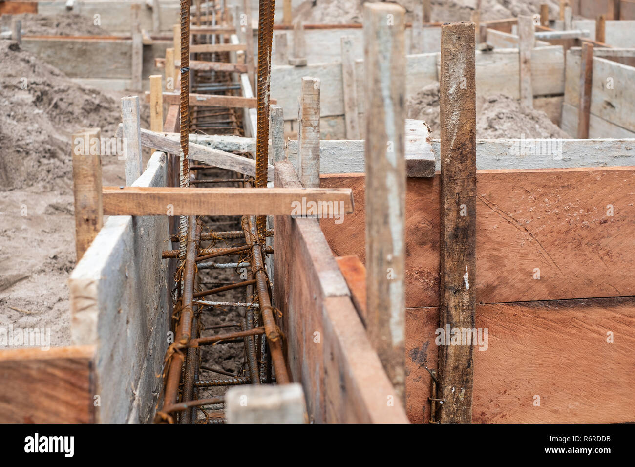 Planken sind uaed bis zur Erstellung von Boden Strahl für den Hausbau zu setzen Stockfoto