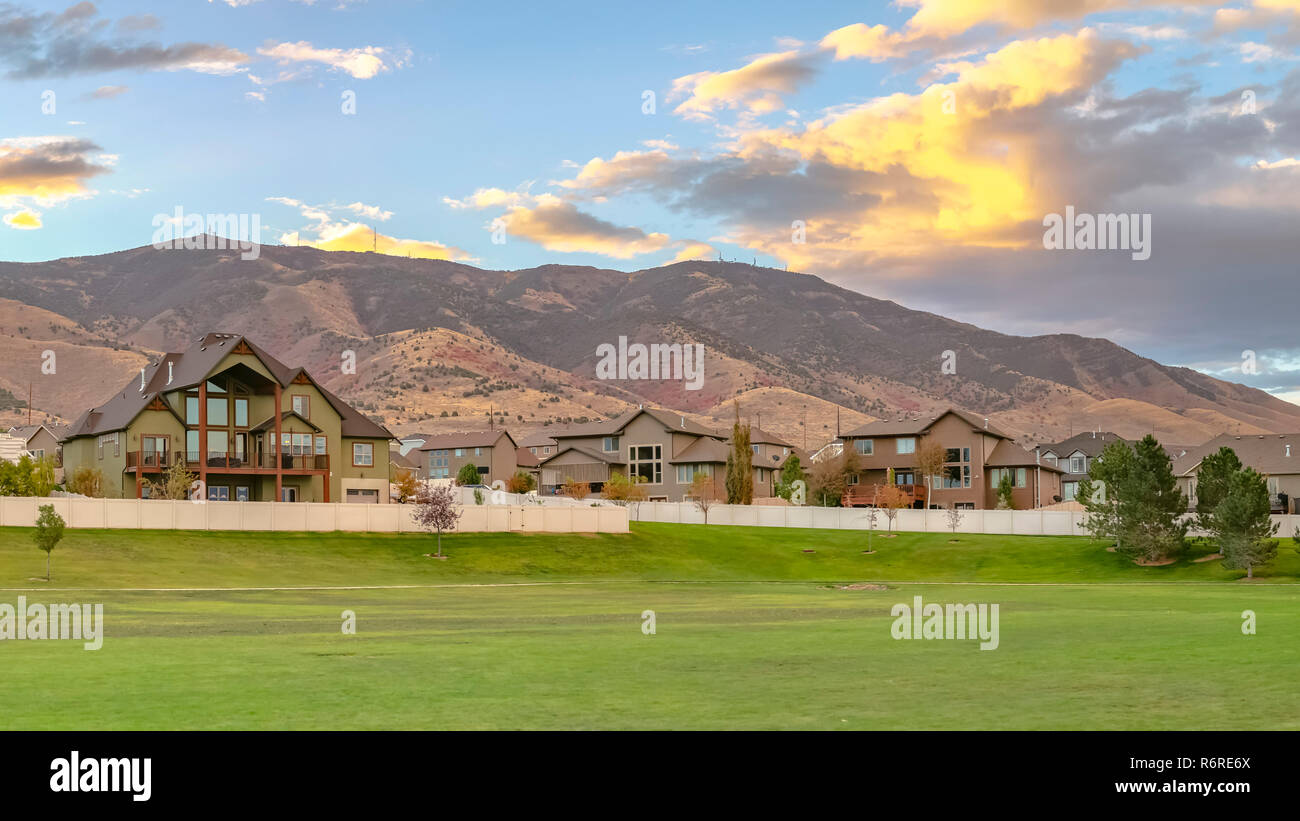 Wohnungen mit Bergblick in Saratoga Springs Utah Stockfoto