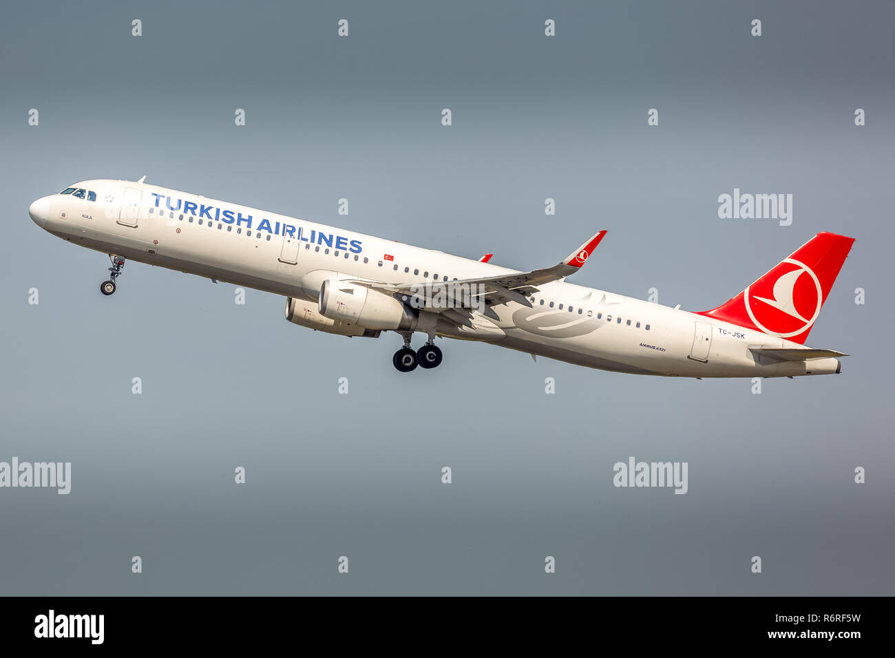 Ein Turkish Airlines Airbus A321, Registrierung TC-JSK, weg vom Flughafen  Manchester in England Stockfotografie - Alamy