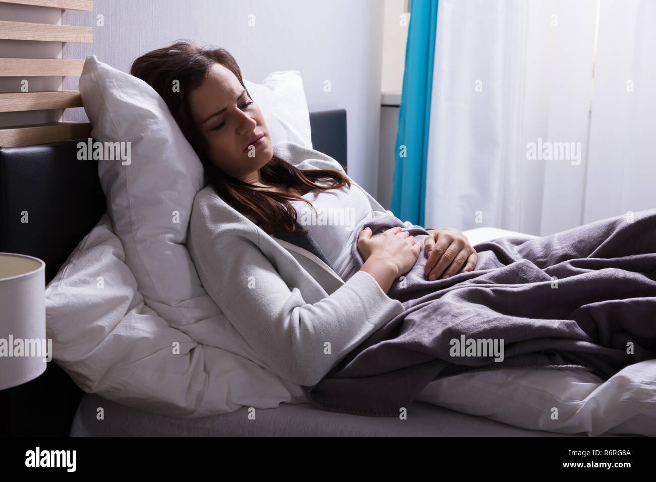 Frau mit Magenschmerzen Stockfoto