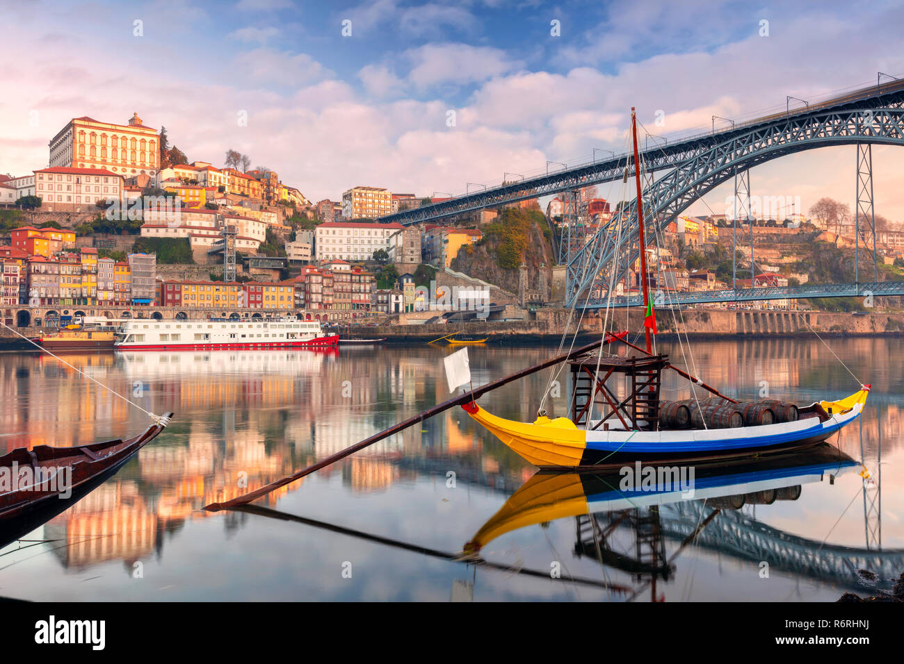 Porto, Portugal. Stadtbild von Porto, Portugal mit Reflexion der Stadt im Fluss Douro bei Sonnenaufgang. Stockfoto