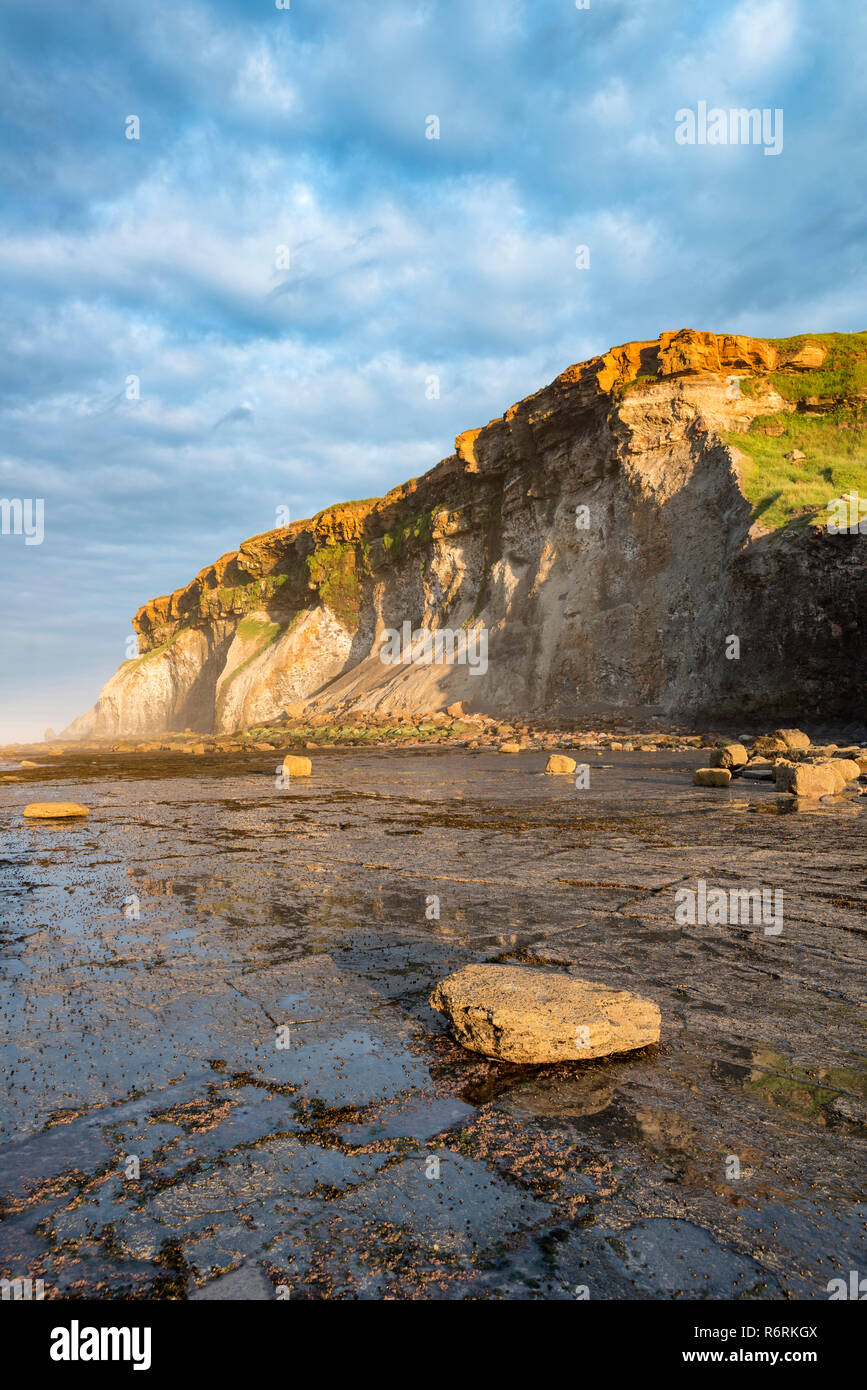 Die Klippen am Saltwick Bay, Whitby Stockfoto