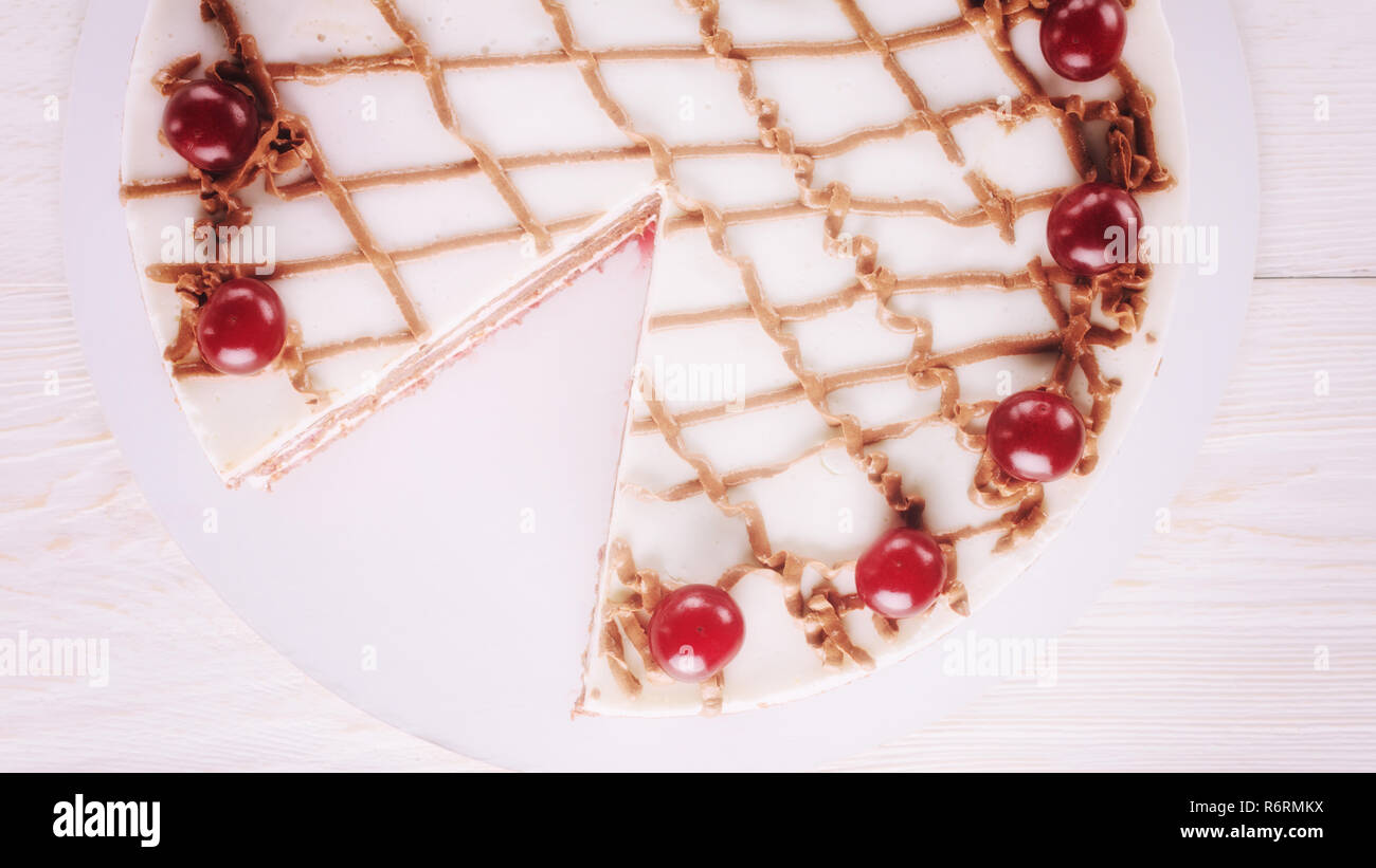 Schokoladenkuchen mit Mousse, dekoriert mit Kirschen Stockfoto