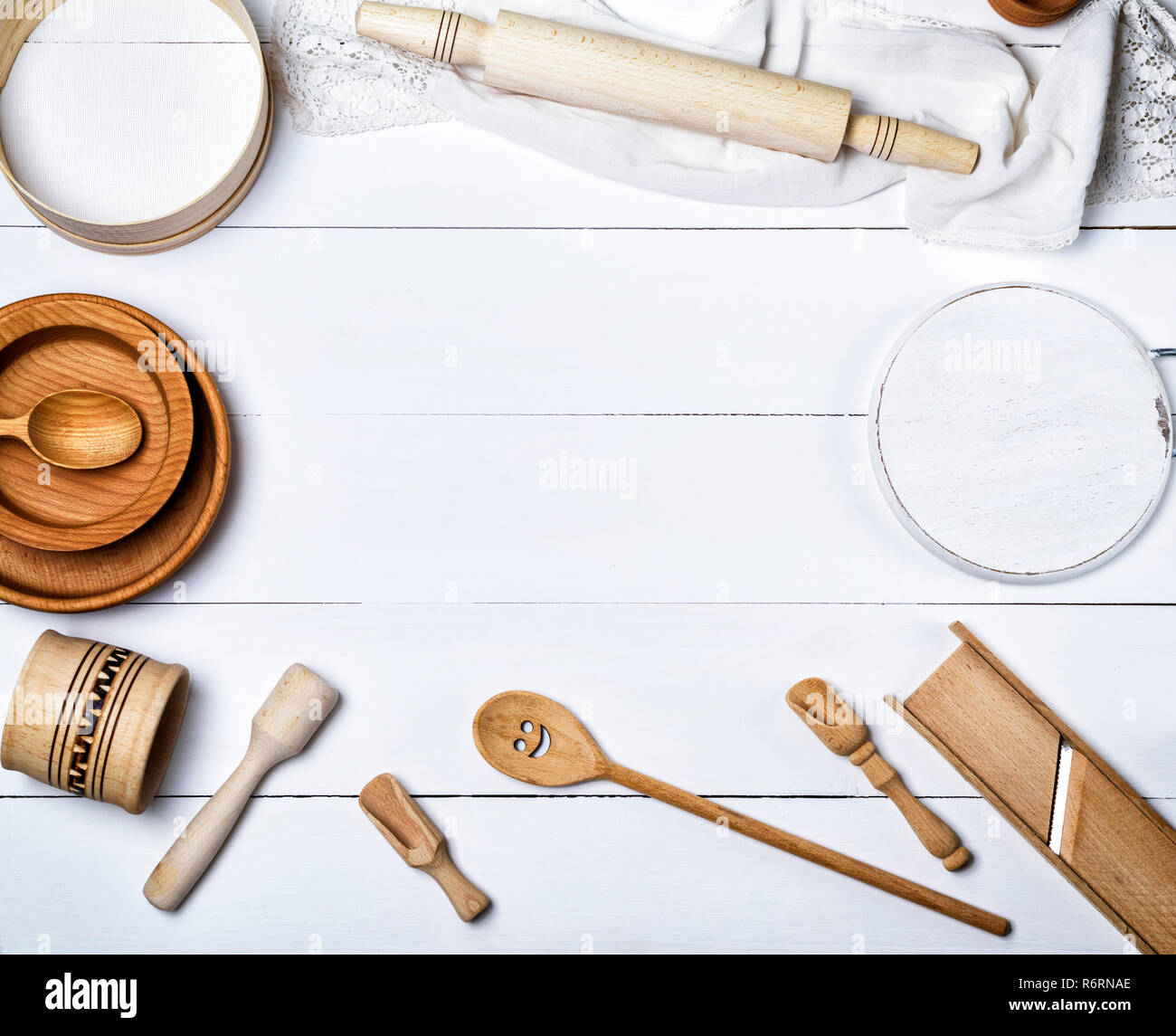 Holz- runde Platten, das Sieb und den Rolling Pin, runde Schneidbrett und andere Küche Stockfoto