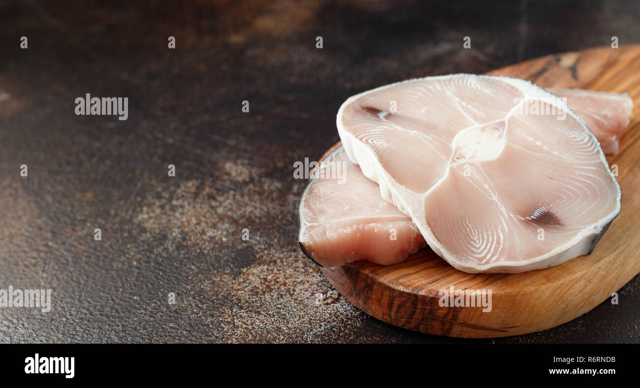 Zwei Haifischsteak in einer dunklen Kammer Stockfoto