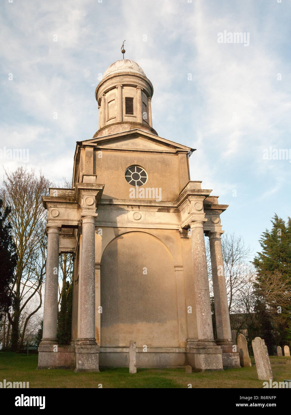 Mistley twin towers Tag Straße an der alten Kirche keine Menschen Friedhof Stockfoto