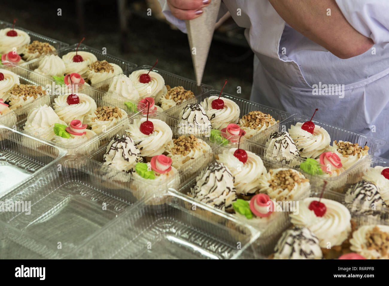 Manuelle Kuchen Produktion Stockfoto