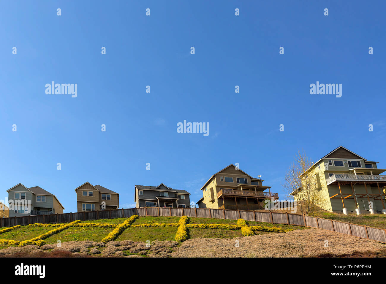 Einfamilienhäuser am Hang in Suburban Nachbarschaft Stockfoto