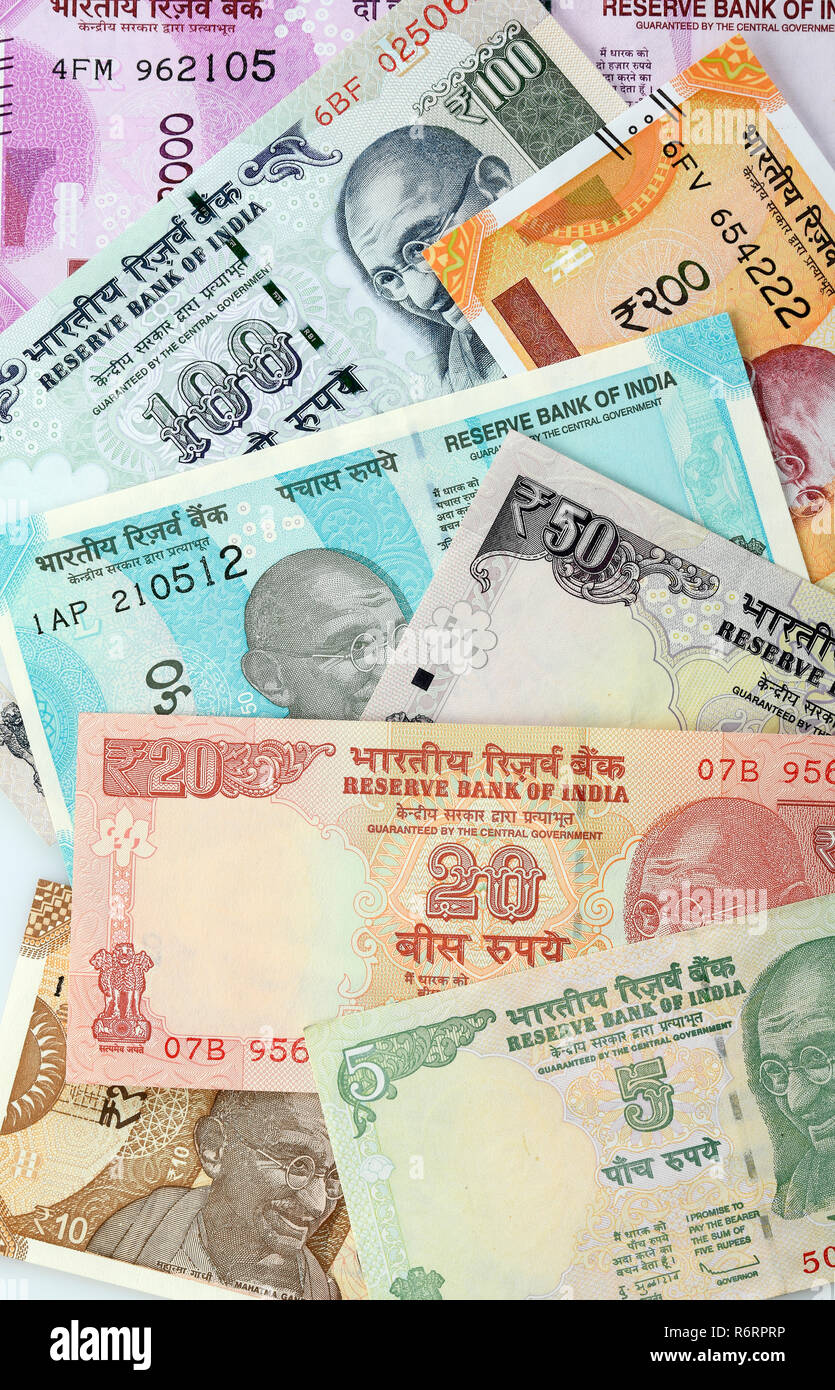 Finanzen: Blick von oben auf die verschiedenen indischen Banknoten Stockfoto