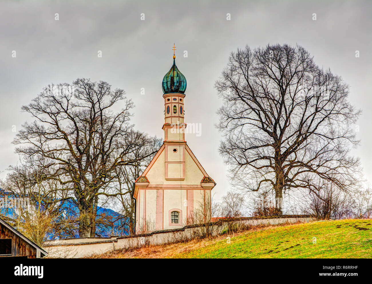 Barocke Kirche in Murnau. Stockfoto