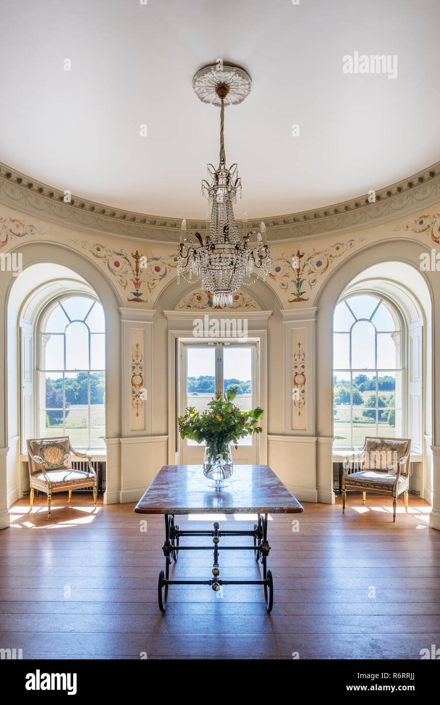 Dekorative Vorraum mit Kronleuchter über marmortisch im 18. Jahrhundert Goodnestone Mansion Stockfoto