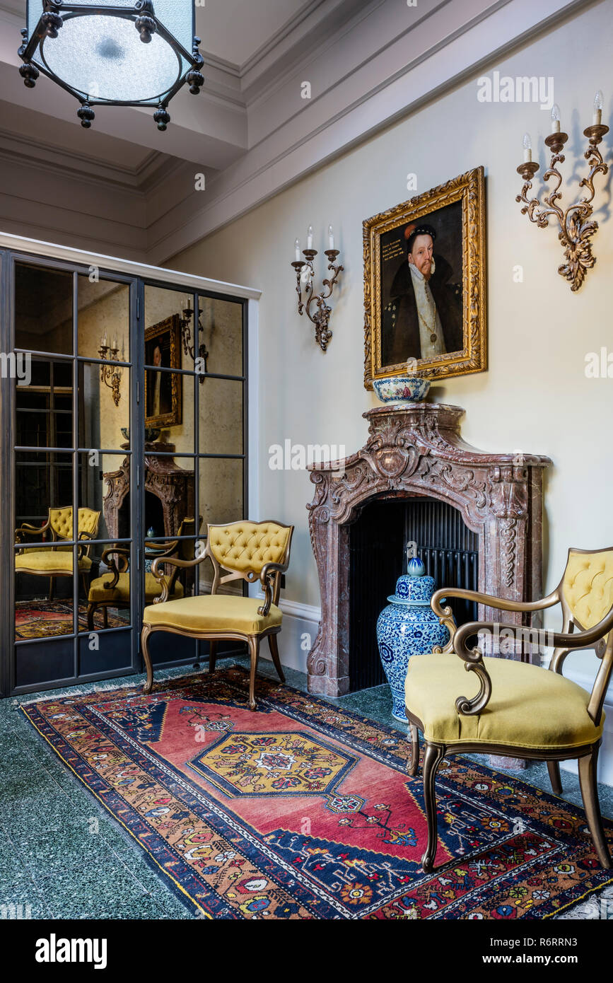18. jahrhundert Goodnestone Immobilien Paar Senf gepolsterte Sessel am Kamin aus Marmor in 18. Jahrhundert Goodnestone Mansion Stockfoto