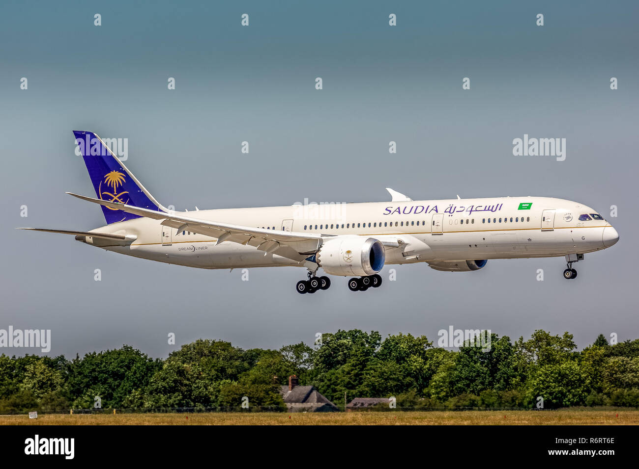 Eine Saudia, Saudi Arabian National Airways, Boeing 787 Dreamliner, der Landung am Flughafen von Manchester in England. Stockfoto