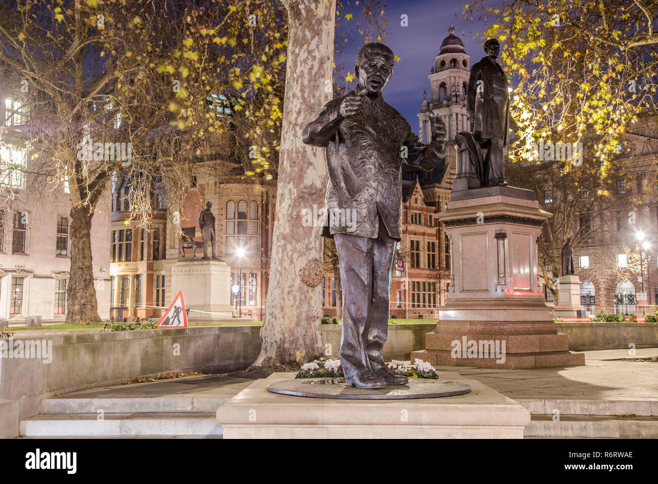 Die Bronzestatue von Nelson Mandela am Parliament Square in London, ehemaliger Präsident von Südafrika eine politische und Anti-Apartheid-Aktivist gesehen. Die Statue wurde von den britischen Premierminister Gordon Brown am 29. August 2007 vorgestellt. Stockfoto