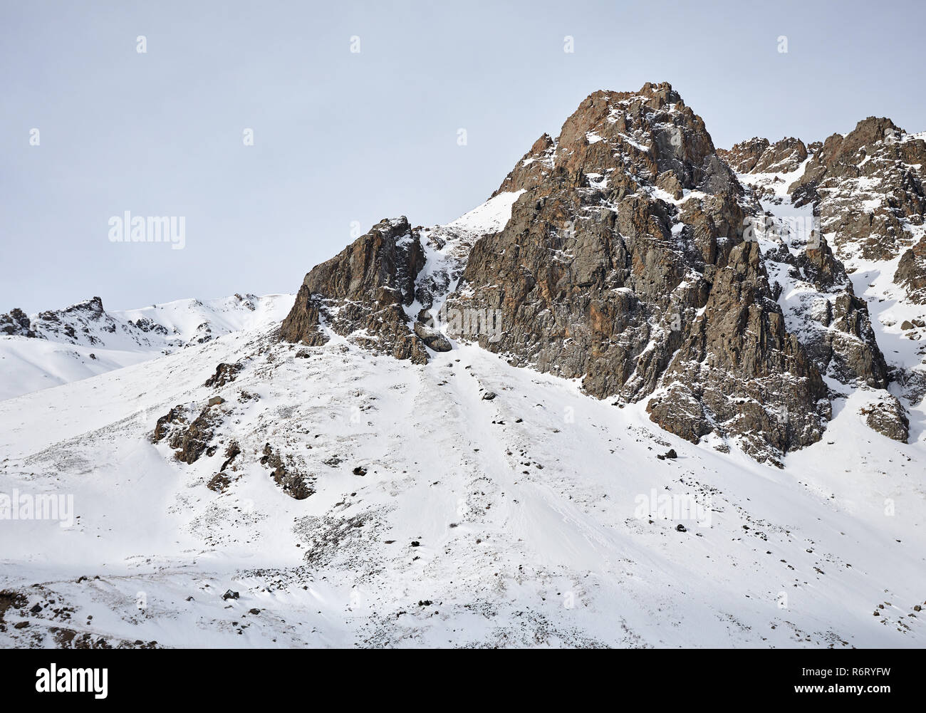 Hohe felsige Berge mit Schnee am Zaili Alatay in Almaty, Kasachstan Stockfoto