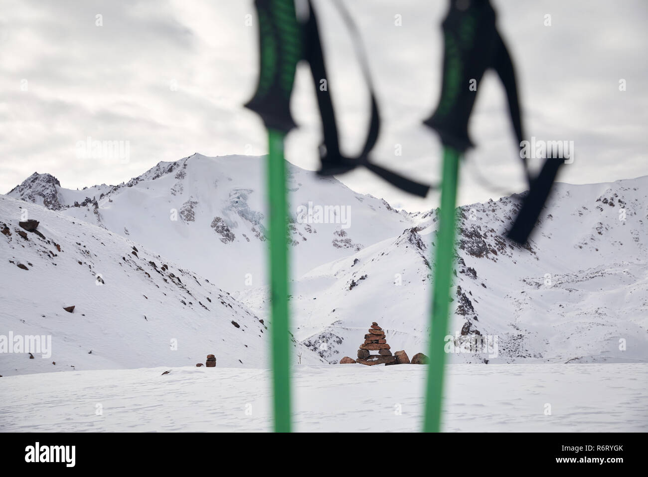 Hohe schneebedeckte Berge und Trekking im Vordergrund. Tourismus und trekking Konzept Stockfoto