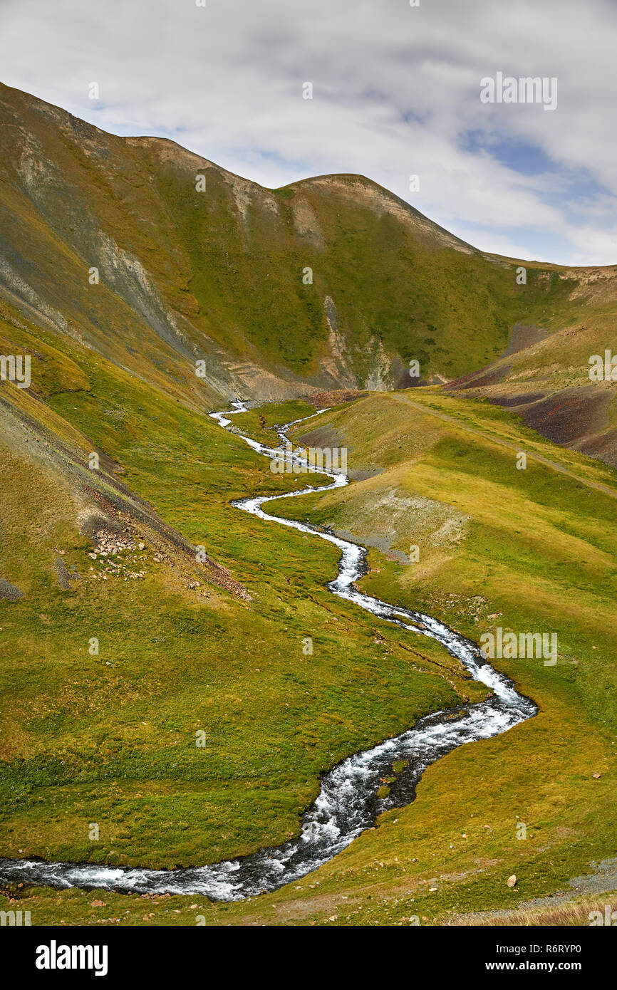 Fluss im Tal bei bewölktem Himmel in Kirgisistan Stockfoto