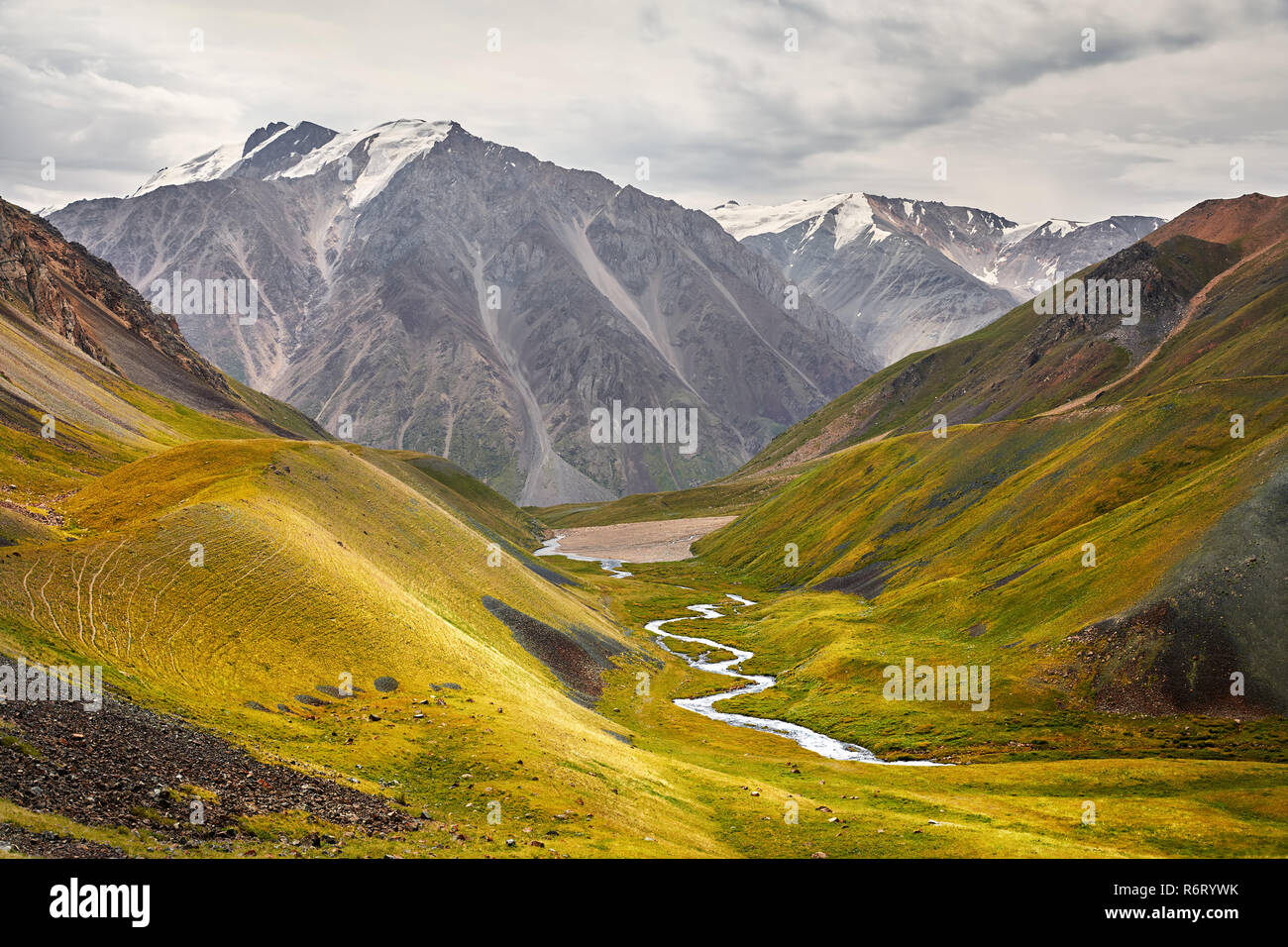 Fluss im Tal bei bewölktem Himmel in Kirgisistan Stockfoto