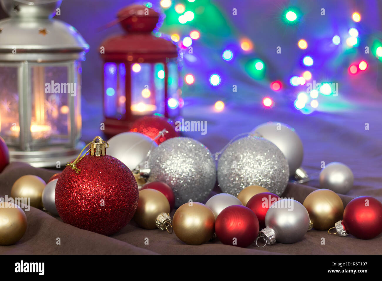 Weihnachten Kugeln und Laternen auf braunem Hintergrund und Lichterketten Stockfoto