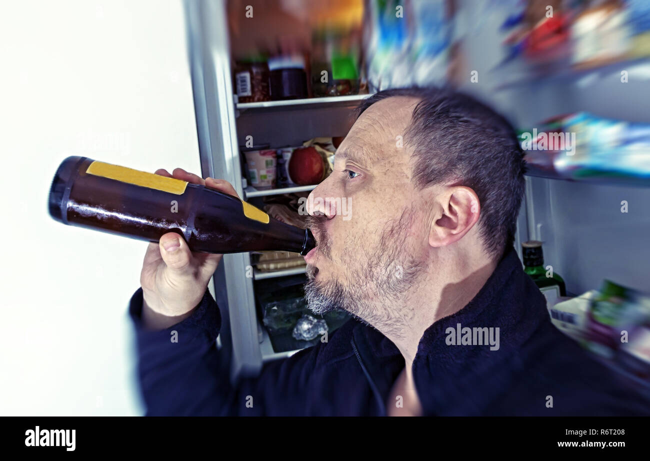 Mann mit Alkohol Problem Stockfoto