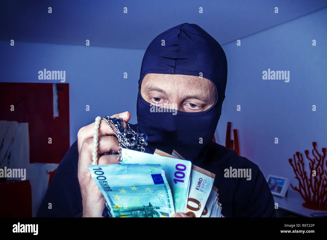 Einbrecher im Haus Stockfoto