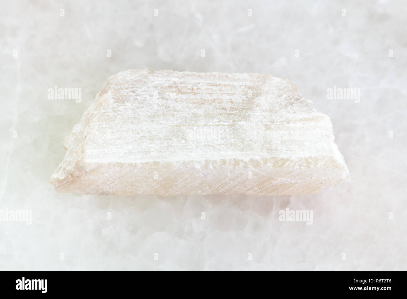 Raw Talkum Stein auf weißem Marmor Stockfoto