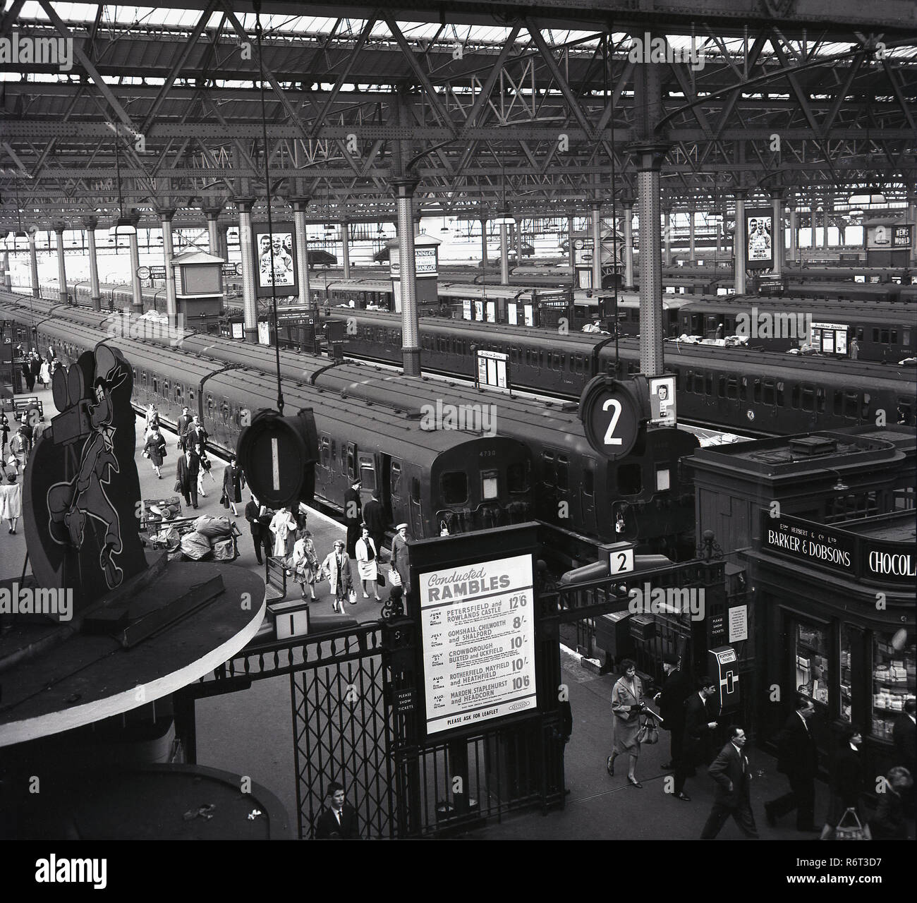 1950, historische, Pendler am Waterloo Bahnhof ankommen, Lambeth, London, England, UK. Stockfoto