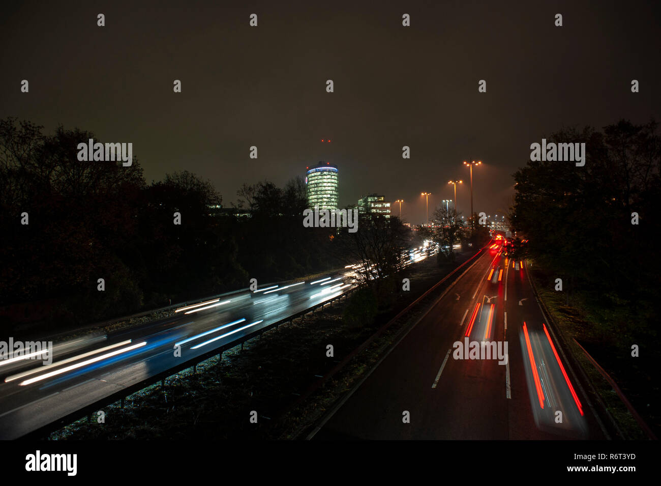 Am Abend den Berufsverkehr in Düsseldorf, Deutschland Stockfoto