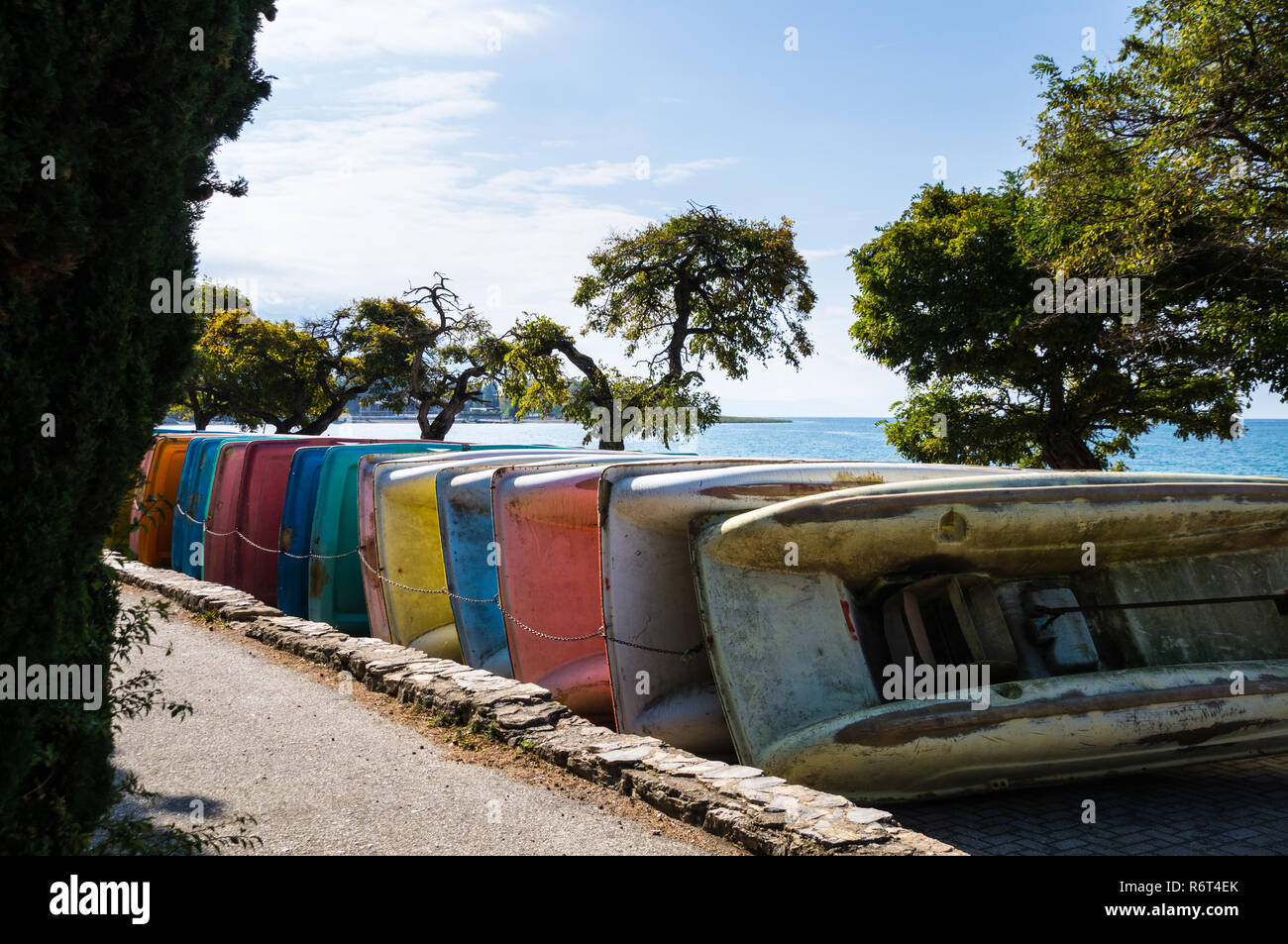 Das Ende der Sommersaison; bunte Tretboote/Pedalos, am Strand in Mazedonien gespeichert. Stockfoto