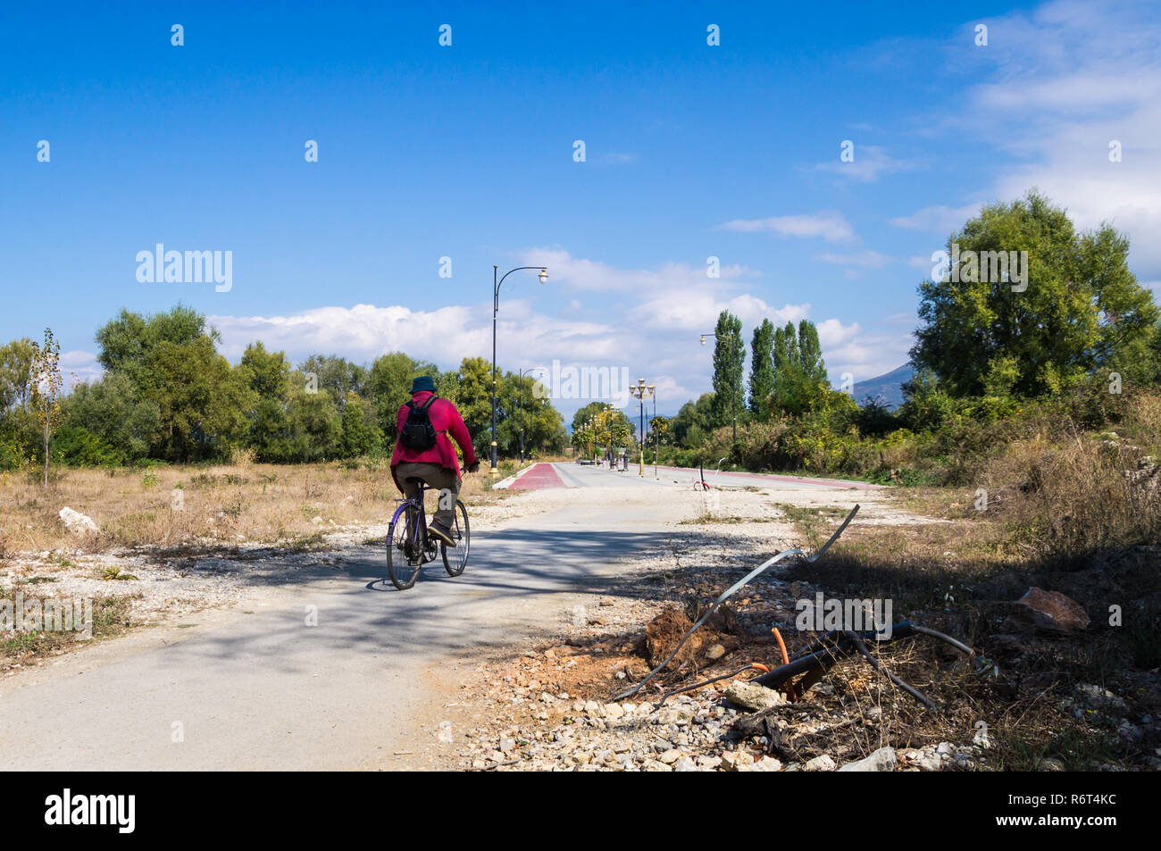Ohrid, Mazedonien, im Bau. Von sandigen Weg in Fancy Promenade mit Fahrradweg. Stockfoto