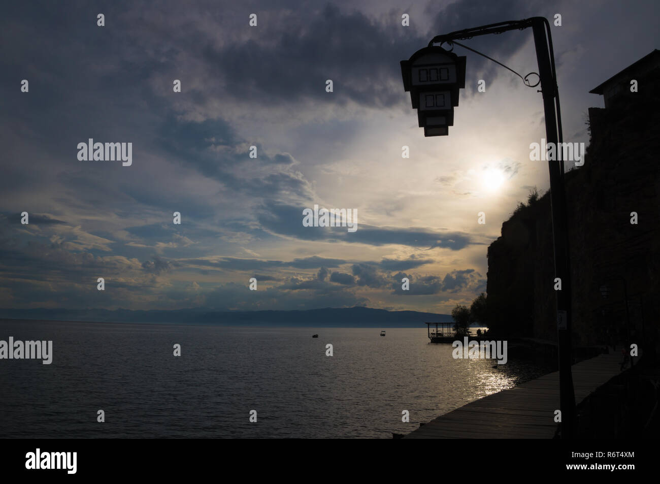 Holzterrasse auf See bei Sonnenuntergang eine Silhouette Stockfoto